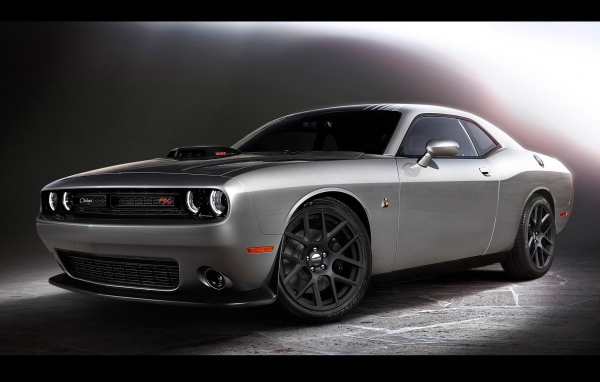 Классический серебристый Dodge Charger RT