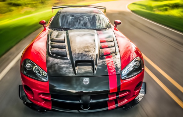 Красный Dodge Viper ACR с черной полосой