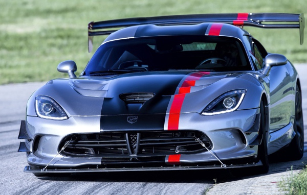 Серебристый Dodge Viper ACR с черной полосой