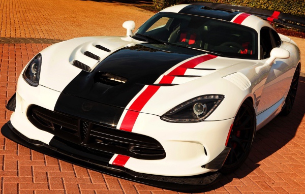 Белый Dodge Viper ACR с черной полосой