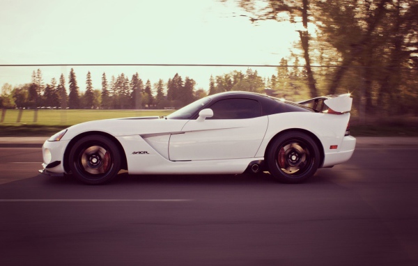 Белый спортивный Dodge Viper SRT10 ACR-X