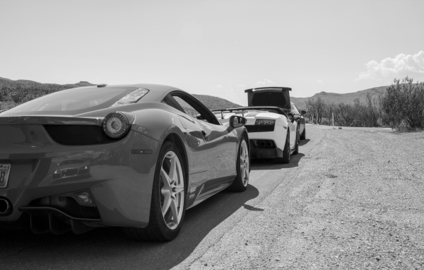 Черно белое фото автомобиля Ferrari 458