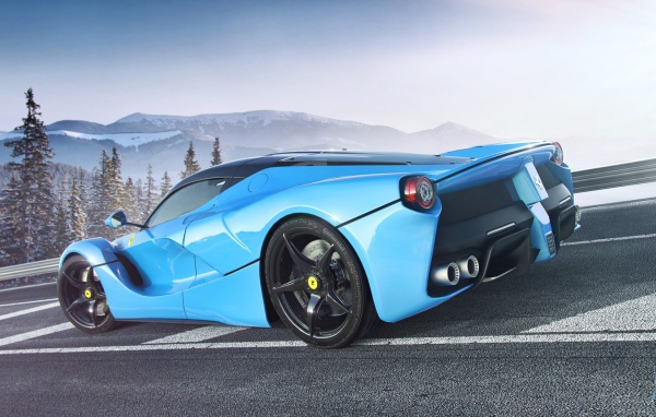 Голубой Ferrari LaFerrari на горной дороге