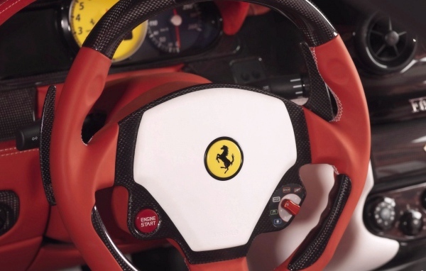 Рулевое колесо спортивного Ferrari