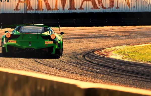 Зеленый Ferrari 458 Italia на гонке