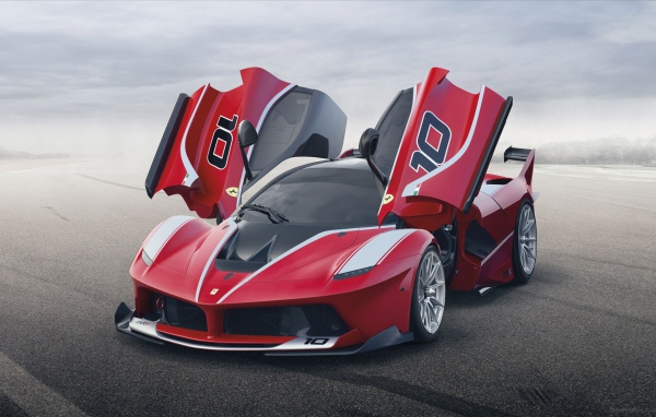 Открытые двери авто Ferrari FXX K