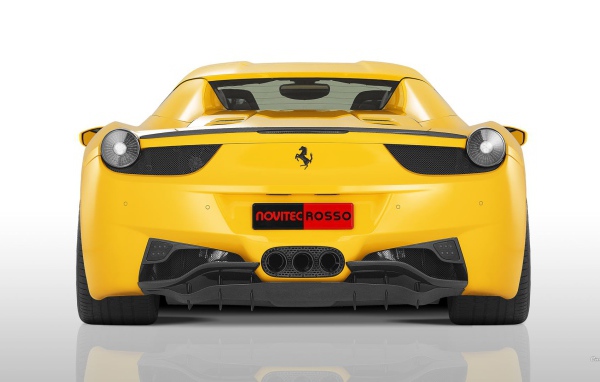 Вид сзади на желтый Ferrari 458
