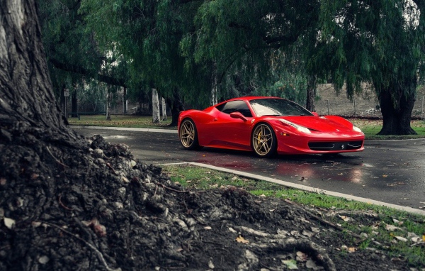 Красный Ferrari 458 Italia на улице после дождя