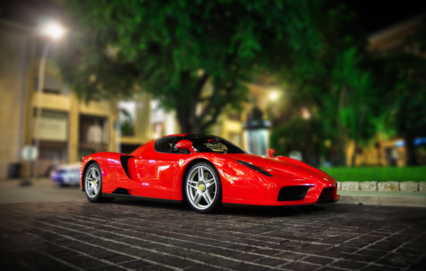 Красный Ferrari Enzo на вечерней улице