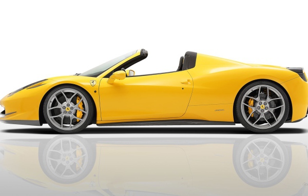 Вид сбоку на желтый Ferrari 458