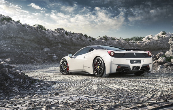 Белый Ferrari 458 Italia в карьере