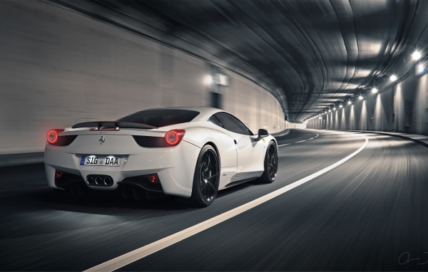 Белый Ferrari 458 в тоннеле