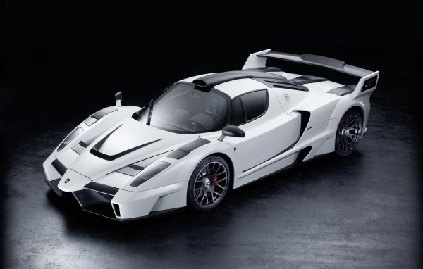 Белый Ferrari Enzo на черном фоне