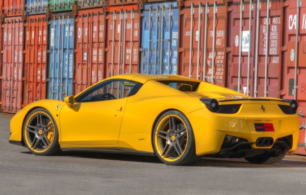 Желтый Ferrari 458 на фоне контейнеров