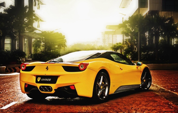 Желтый Ferrari 458 на брусчатке улицы