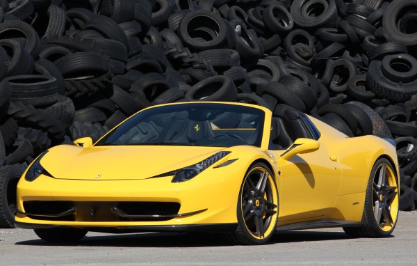 Желтый суперкар Ferrari 458 на фоне покрышек