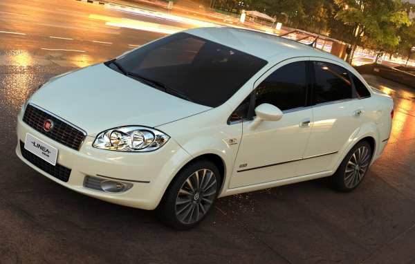 Белый Фиат у дороги