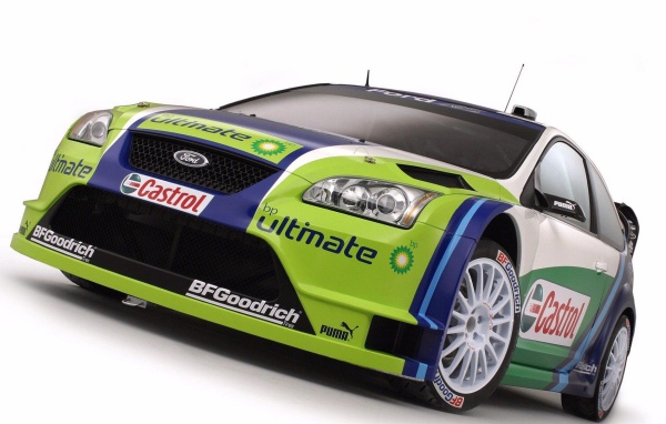 Спортивный Форд с рекламой спонсоров