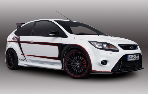 Новый белый Форд на сером фоне