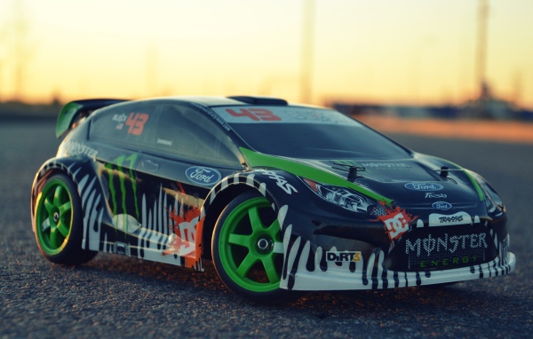 Раскрашенный Ford для уличных гонок