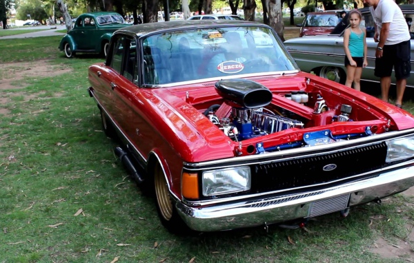 Красный Ford Falcon без капота