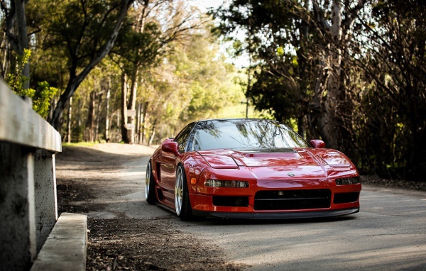 Блестящая красная Хонда Acura NSX