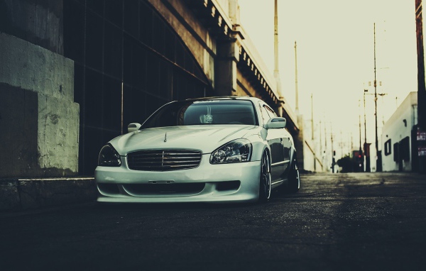 Белый Infiniti у эстакады