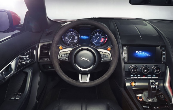 За рулем Jaguar XJ