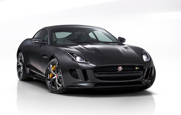 Черный автомобиль Jaguar F-Type