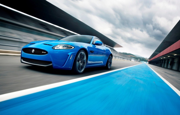 Голубой автомобиль Jaguar XKR