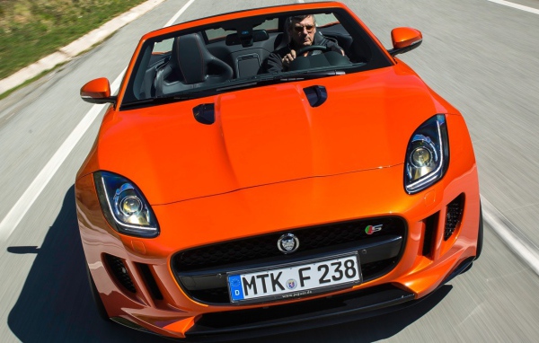 Оранжевый Jaguar F-Type на шоссе