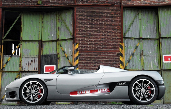 Серый автомобиль Koenigsegg CCR