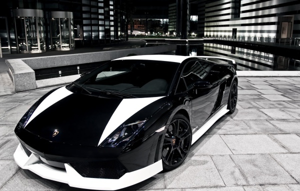 Черно белый Lamborghini в городе