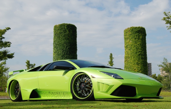 Зеленый Ламборгини у зеленых башен
