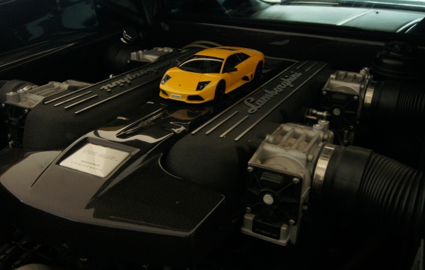 Модель автомобиля на двигателе Lamborghini