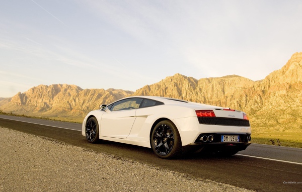 Белый Lamborghini Gallardo в Долине монументов