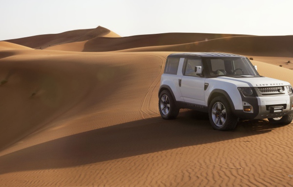 Белый Land Rover в пустыне