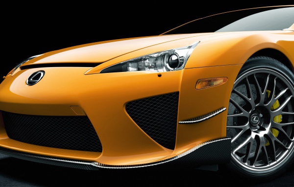 Перед оранжевого Лексуса