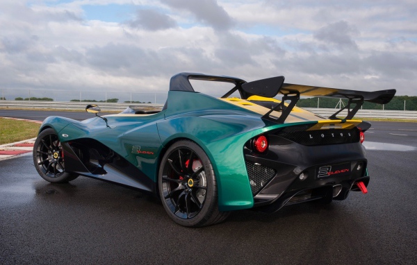 Спортивный Lotus 3-Eleven на автодроме