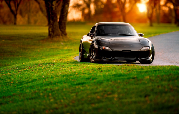 Черная Mazda RX-7 на обочине