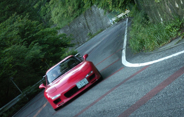 Красная Mazda RX-7 на гоночном треке