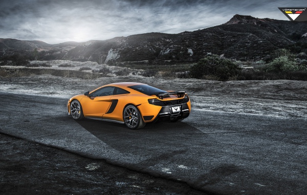Оранжевый McLaren MP4-12C за городом