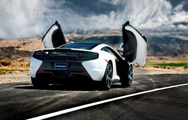Белый McLaren MP4-12C с открытыми дверями