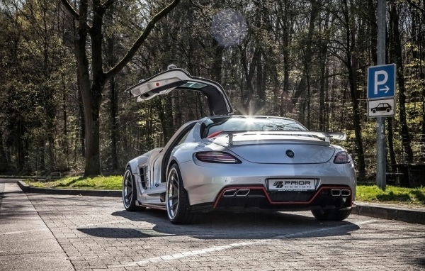 Автомобиль Mercedes-Benz SLS AMG в парке