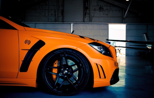 Капот и черные колеса оранжевого Mercedes-Benz CLS 63 AMG