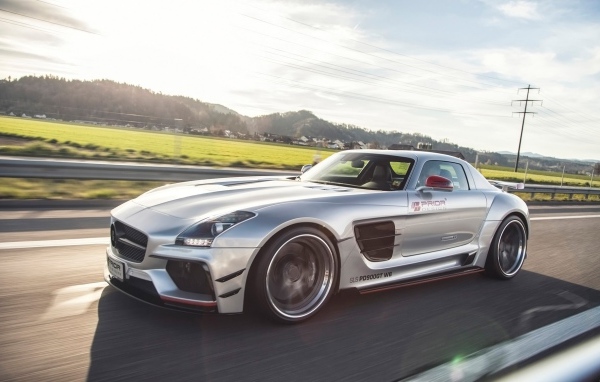 Быстрый серебристый Mercedes-Benz SLS AMG