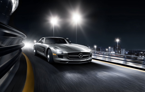 Серебристый спортивный Мерседес на повороте