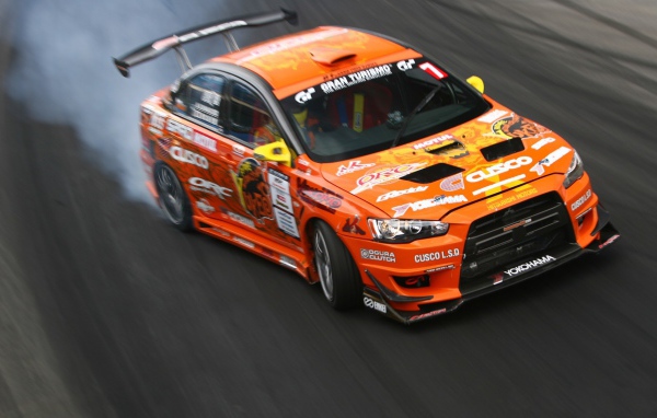 Дрифт оранжевого Mitsubishi Lancer на треке