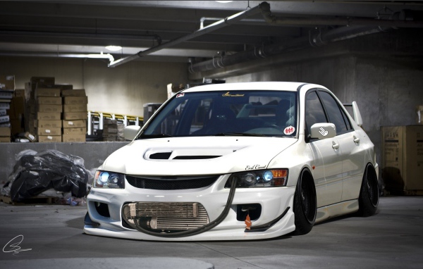 Белый Mitsubishi с низкой посадкой