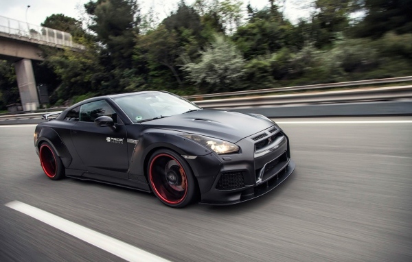 Черный Nissan GT-R PD750 Widebody мчится по шоссе